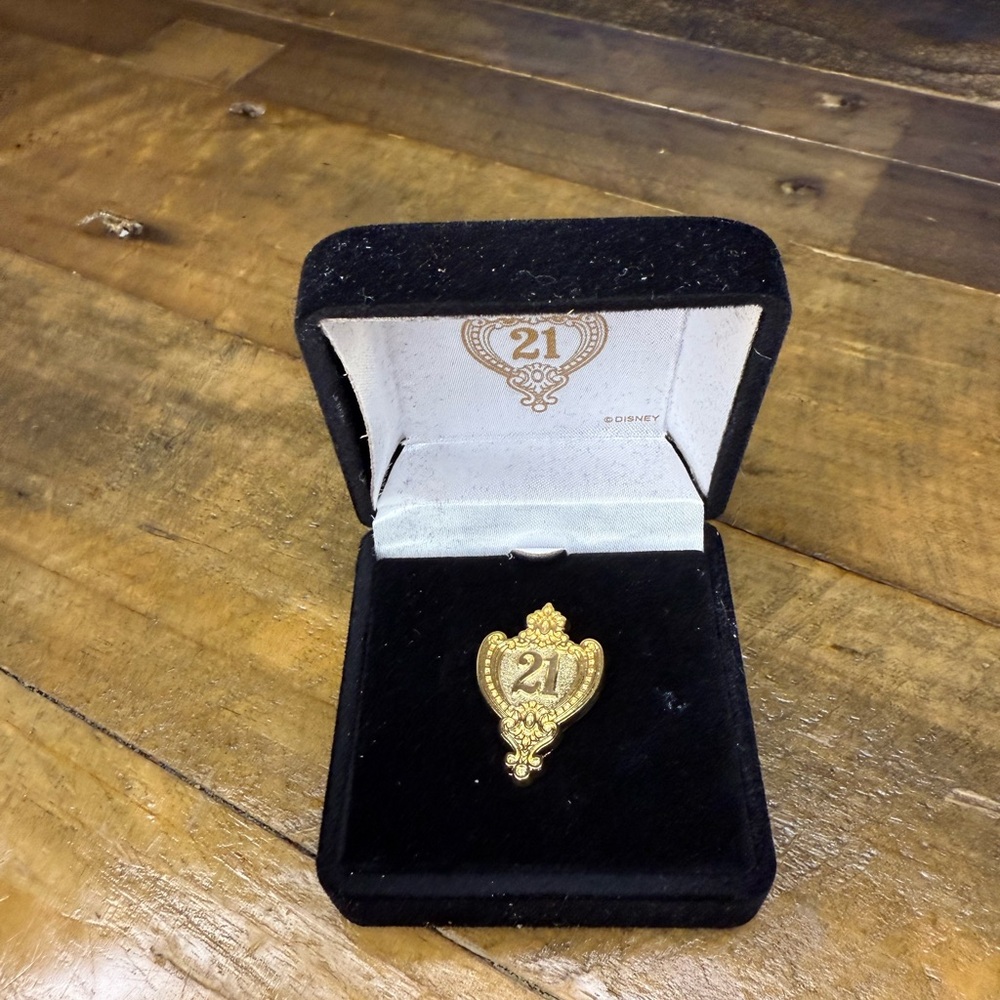 Very exclusive 21 Royal pin